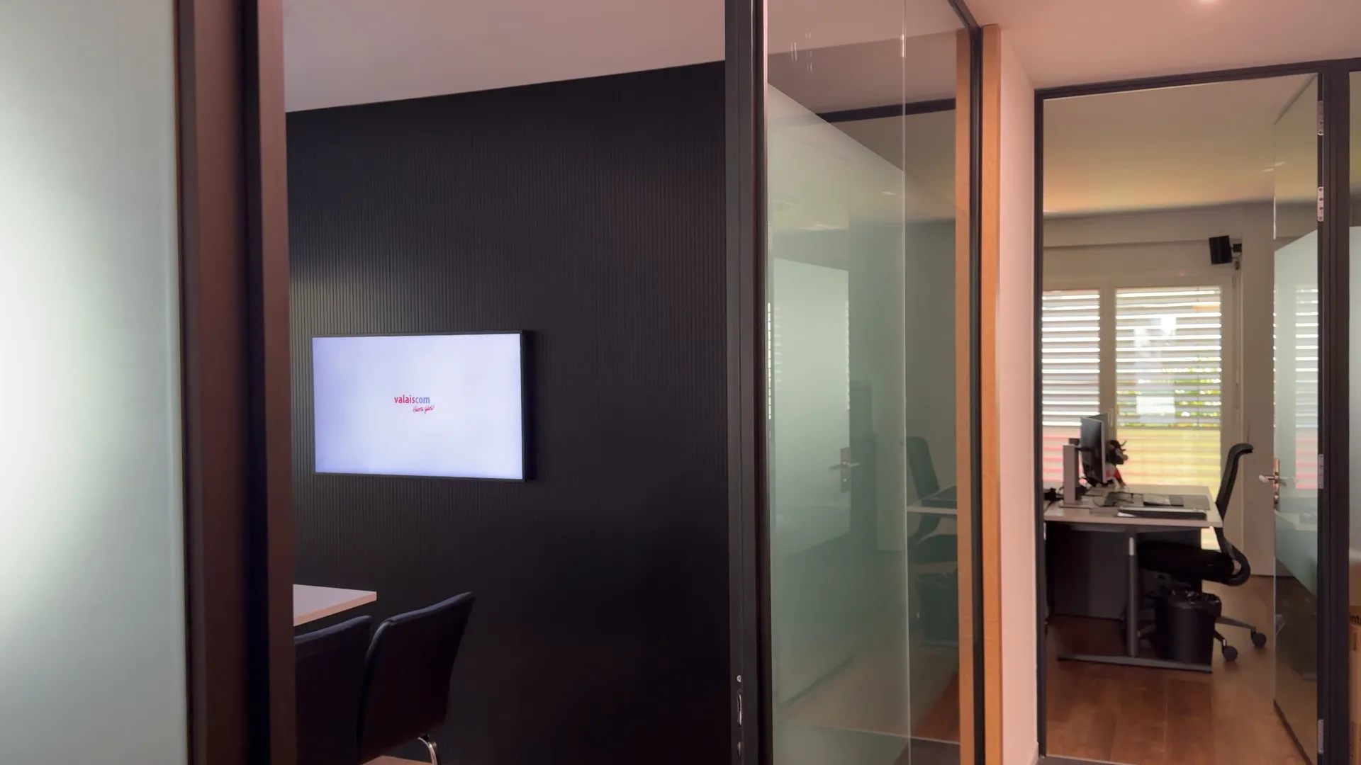 Valaiscom Büro Brig: 4K Samsung Frame mit voyane Signage im Beratungszimmer