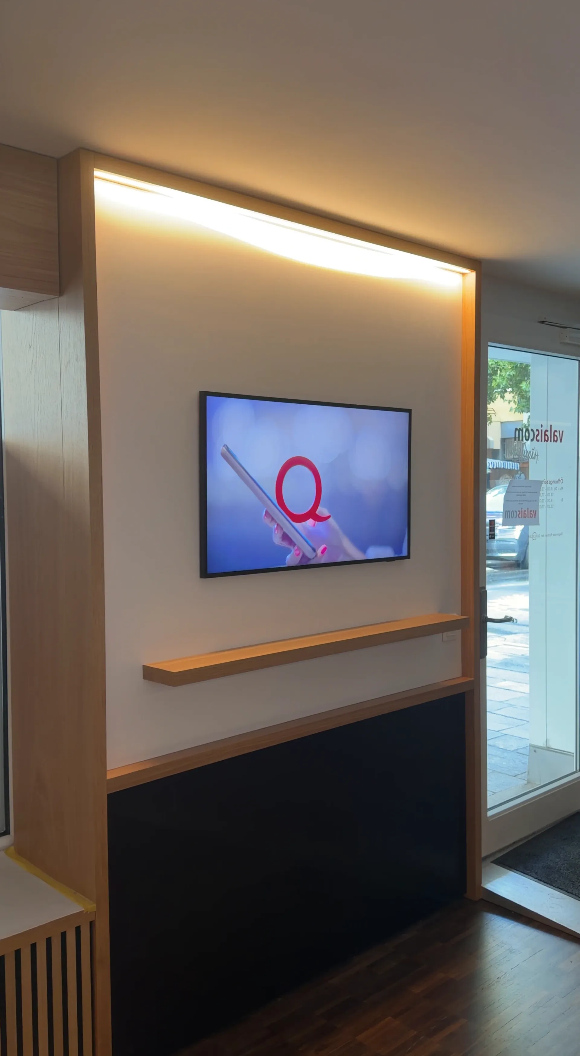 Valaiscom Büro Brig: 4K Samsung Frame mit voyane Signage beim Eingang