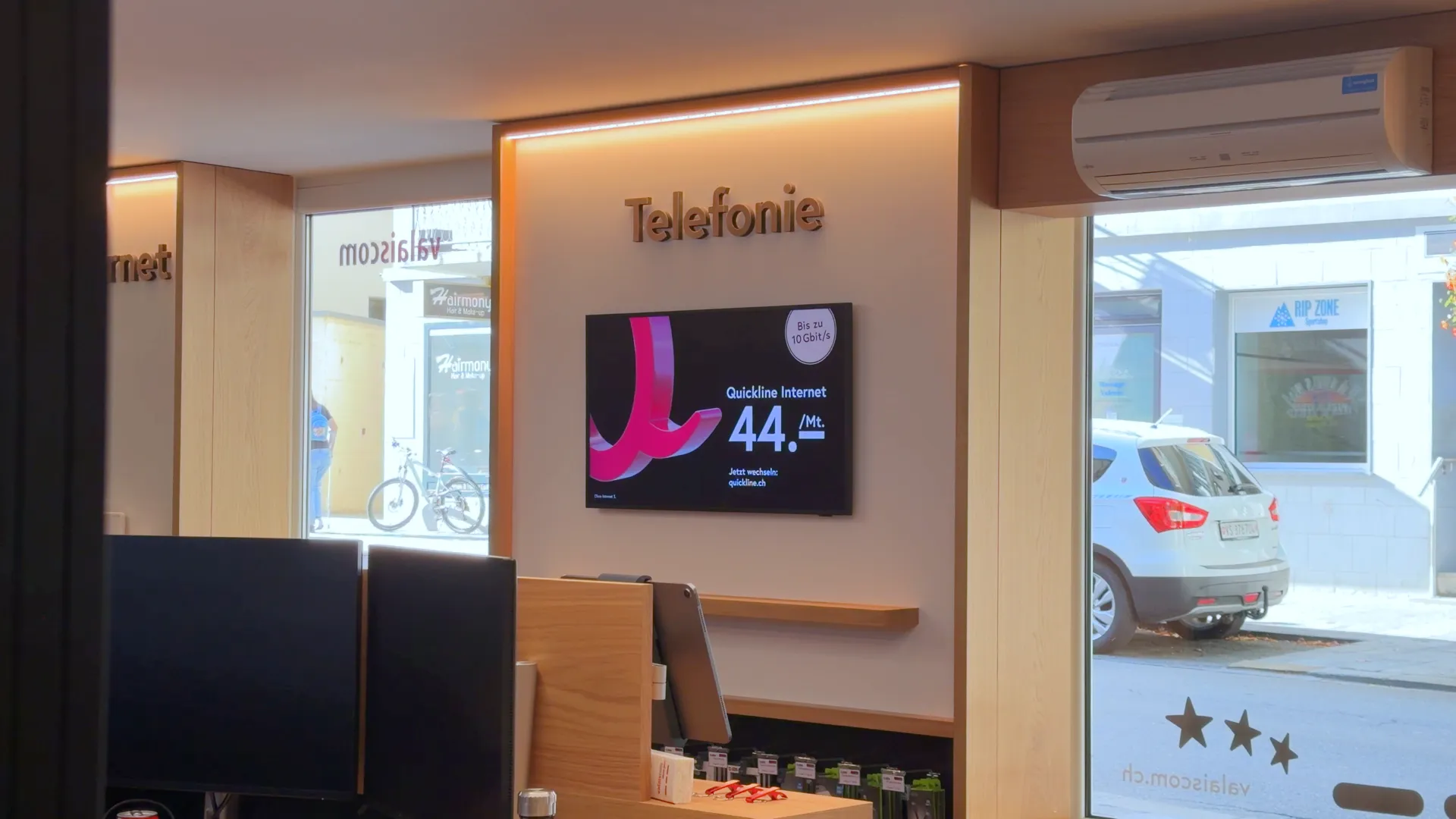 Valaiscom Büro Brig: 4K Samsung Frame mit voyane Signage in der Kundenzone