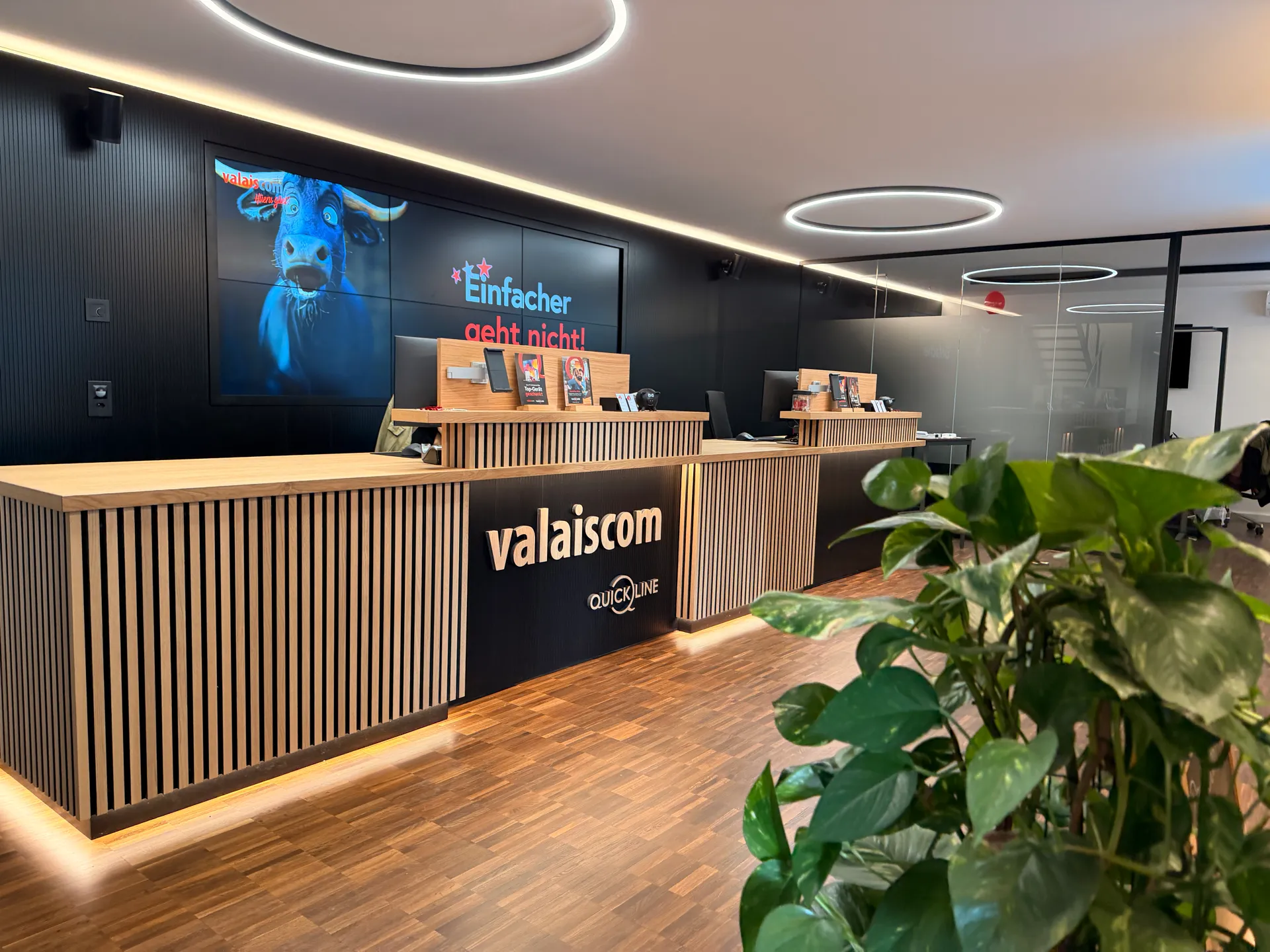 Valaiscom Büro Brig: LED-Video-Wall in 6K mit voyane Signage am Empfang